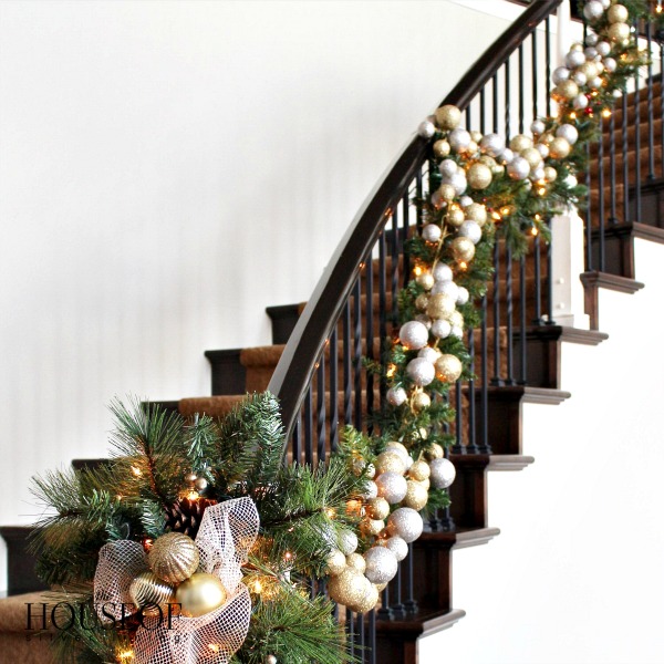 Christmas-tour-garland-stairs