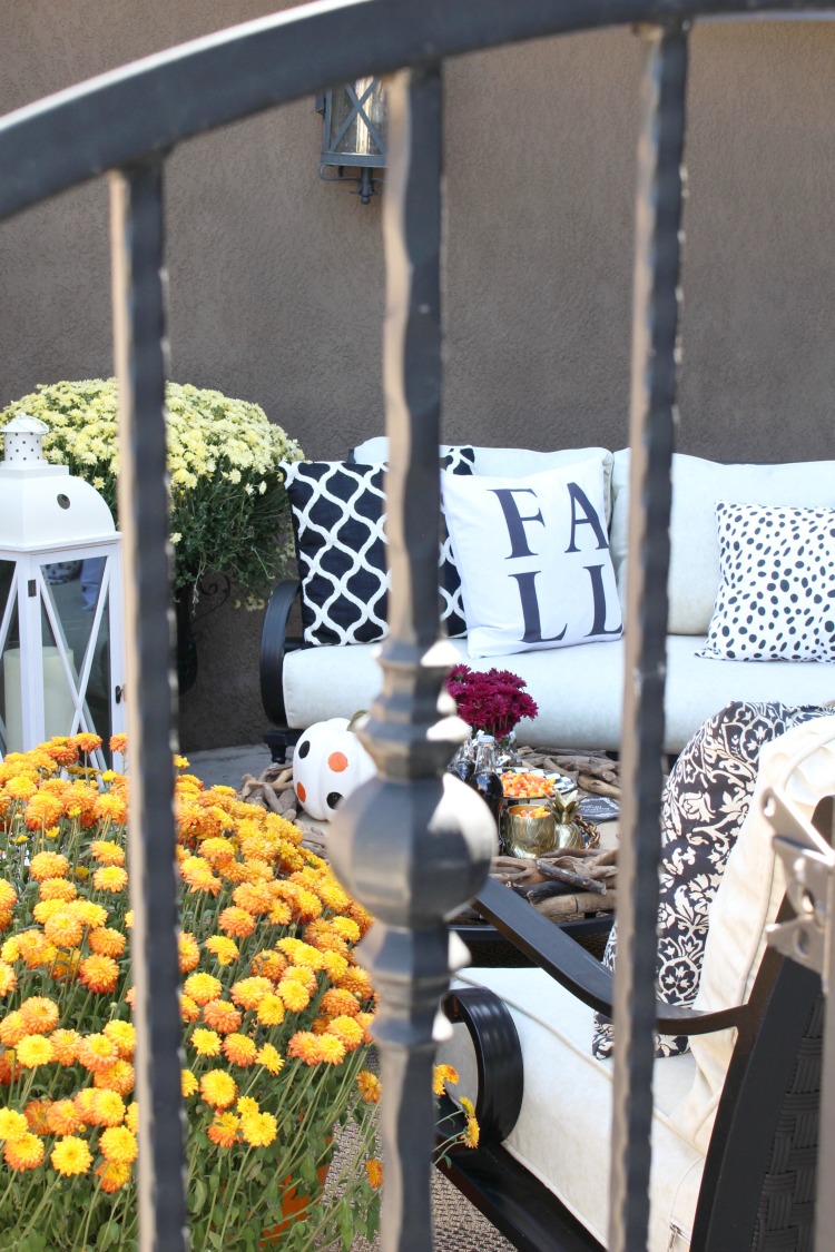 beautiful-fall-decorating-fall-patio