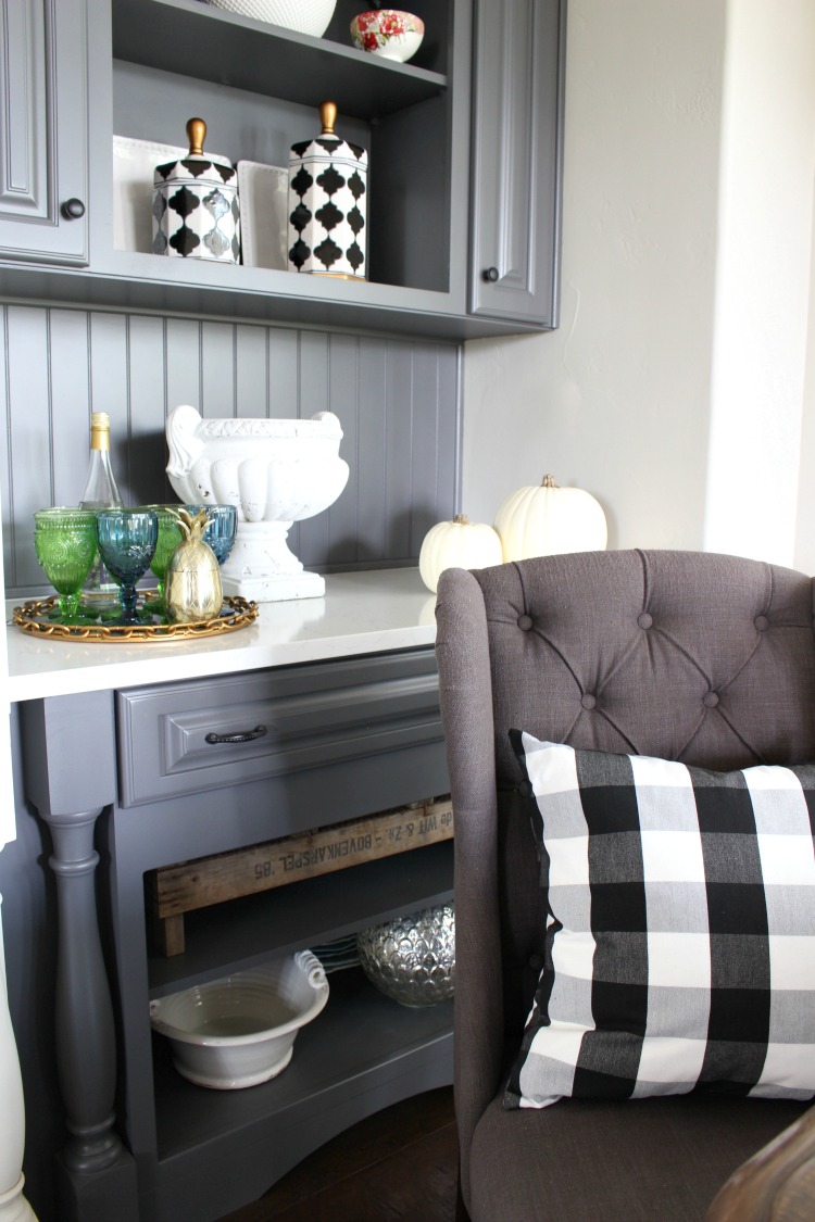 black-and-white-accents-in-kitchen