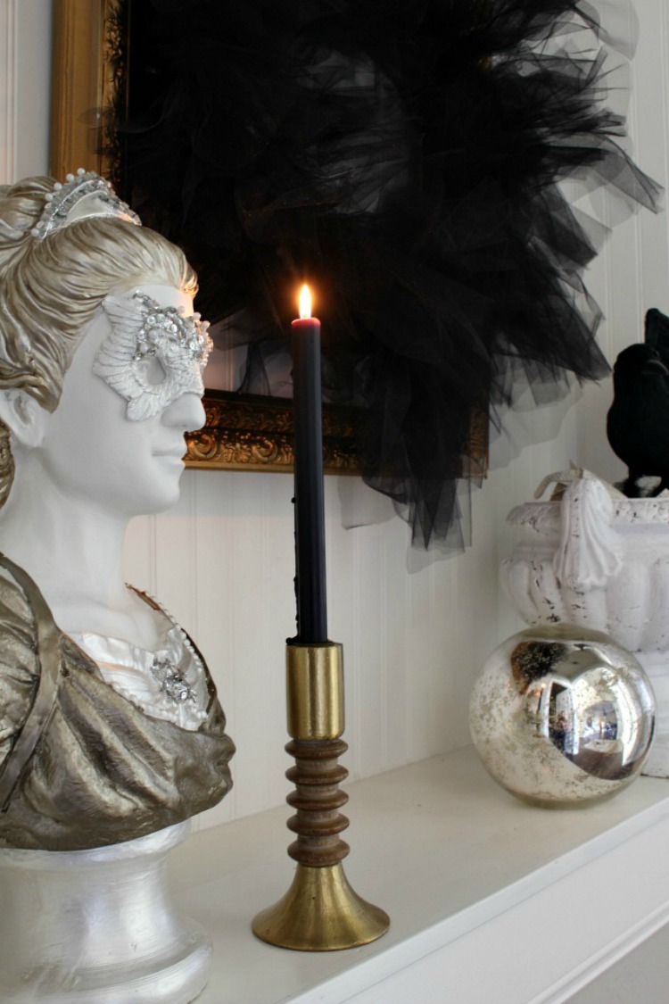elegant-black-and-white-halloween-decor