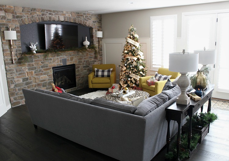 traditional-cozy-family-room-christmas