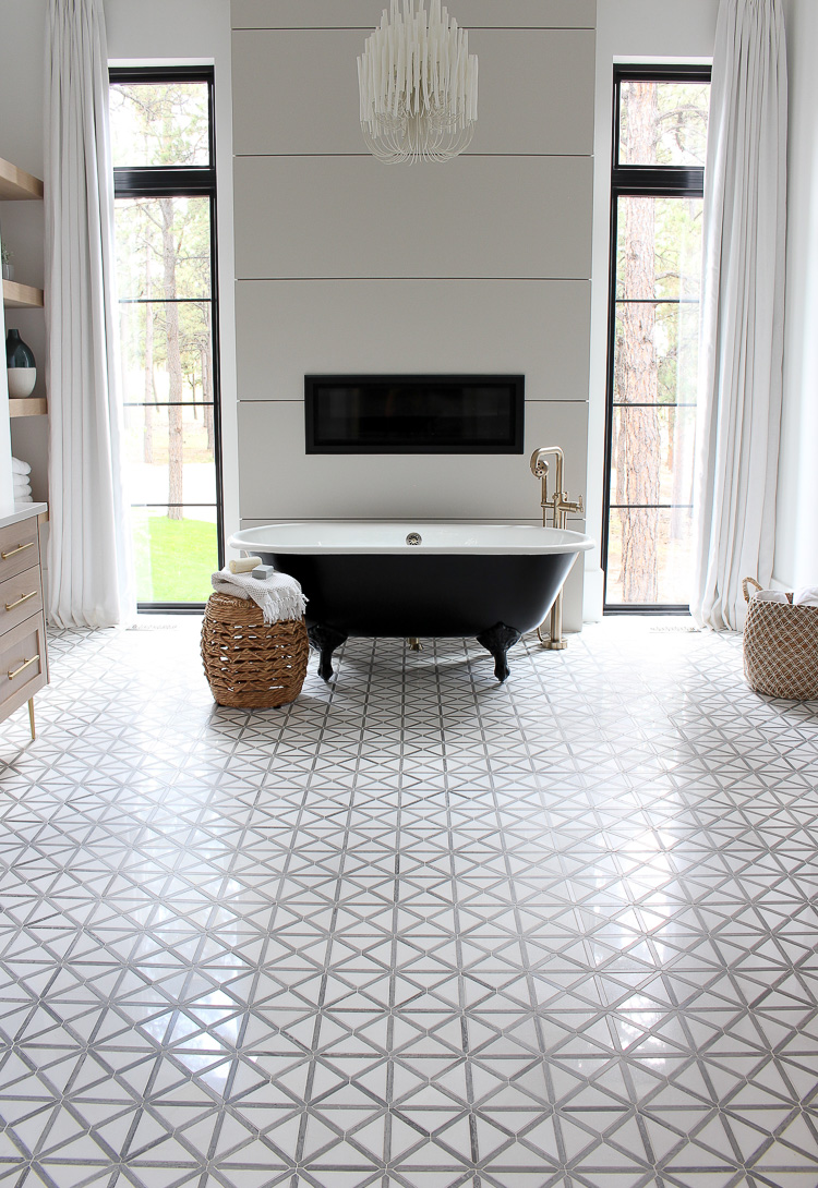 dramatic-drapes-black-white-marble-vintage-modern-bathroom