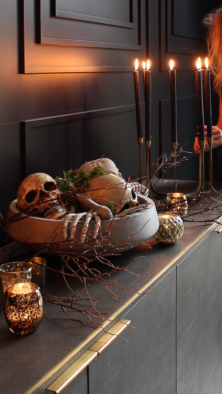 elegant-halloween-decor-skeleton-skull-heads-centerpiece-black-dining-room