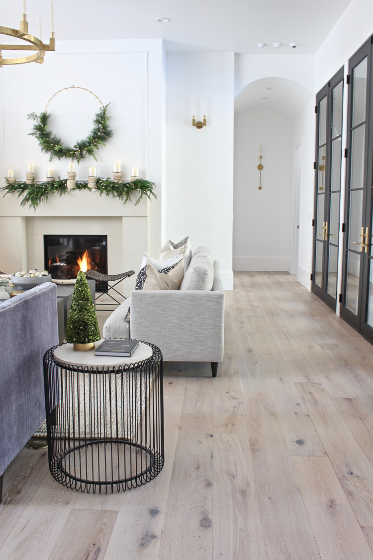 Love this beautiful modern Christmas living room and mantel decor - the house of silver lining