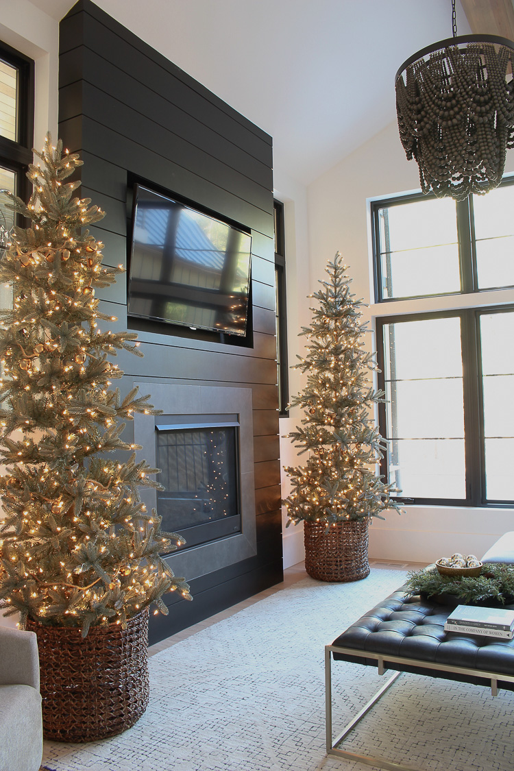 https://thehouseofsilverlining.com/wp-content/uploads/2020/11/minimal-natural-christmas-tree-modern-farmhouse-living-room-1.jpg