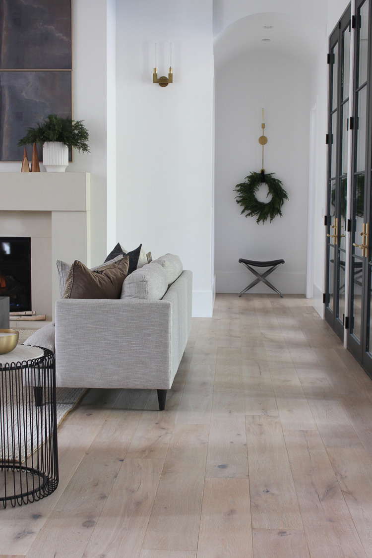minimal-modern-christmas-living-room