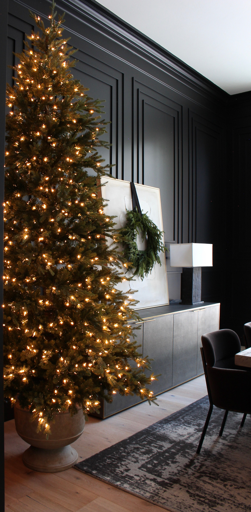 simple-christmas-tree-in-urn-black-room