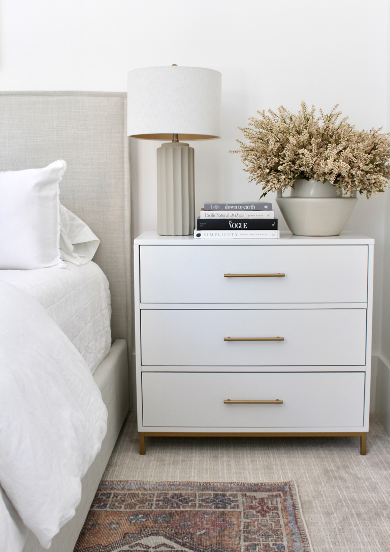 the-forest-modern-guest-bedroom-sherwin-williams-pure-white